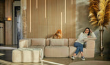 EEAZI modulares Sofa im Interieur – Premium-Design, beige Farbe, stilvoll im Wohnzimmerambiente