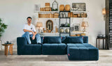 Modulares EEAZI-Sofa im Interieur – schlicht in grauer Farbe, Mit modularen Elementen und hochwertiger Sitzfläche in Stoffoptik, in einem hellen Raum präsentiert.