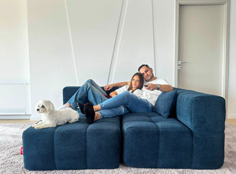 EEAZI modulares Sofa im Interieur – Premium-Design, blau Farbe, stilvoll im Wohnzimmerambiente