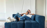 EEAZI modulares Sofa im Interieur – Premium-Design, blau Farbe, stilvoll im Wohnzimmerambiente