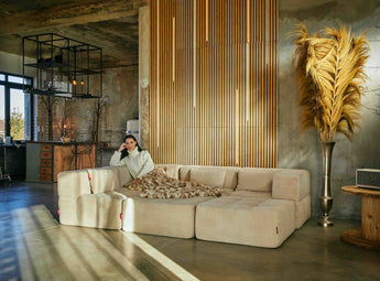 Modulares EEAZI-Sofa im Interieur – stilvoll beige mit Bezug, mit einer soft-touch Oberfläche und einem im Interieur besonders harmonischen Erscheinungsbild.