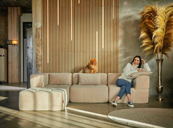 EEAZI modulares Sofa im Interieur – Premium-Design, beige Farbe, stilvoll im Wohnzimmerambiente