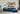 Modulares EEAZI-Sofa im Interieur – mit elegantem blauen Stoff, pmit weichen Sitzpolstern und Premiumkomfort, In ein modernes Wohnzimmerinterieur integriert.