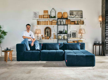Modulares EEAZI-Sofa im Interieur – schlicht in grauer Farbe, Mit modularen Elementen und hochwertiger Sitzfläche in Stoffoptik, in einem hellen Raum präsentiert.