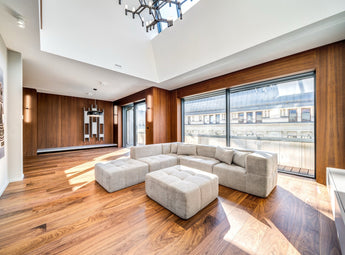 Modulares EEAZI-Sofa im Interieur – mit elegantem blauen Stoff, pmit weichen Sitzpolstern und Premiumkomfort, In ein modernes Wohnzimmerinterieur integriert.