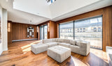 Modulares EEAZI-Sofa im Interieur – mit elegantem blauen Stoff, pmit weichen Sitzpolstern und Premiumkomfort, In ein modernes Wohnzimmerinterieur integriert.