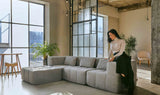 Modulares EEAZI-Sofa im Interieur – mit elegantem blauen Stoff, pmit weichen Sitzpolstern und Premiumkomfort, In ein modernes Wohnzimmerinterieur integriert.